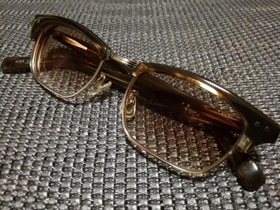 金子眼鏡　『恒眸作』T-254　サーモントと呼ばれる眉を強調したデザインが特徴　レンズには薄めのブラウンを入れています。